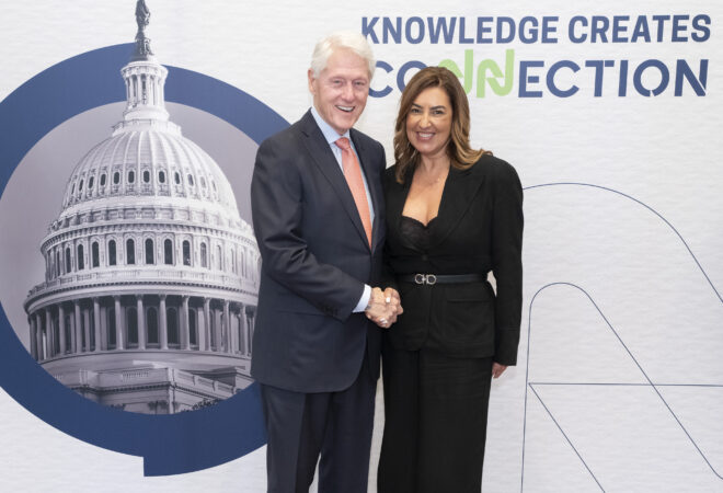 Conselheira do CNJ encontra ex-presidente Bill Clinton