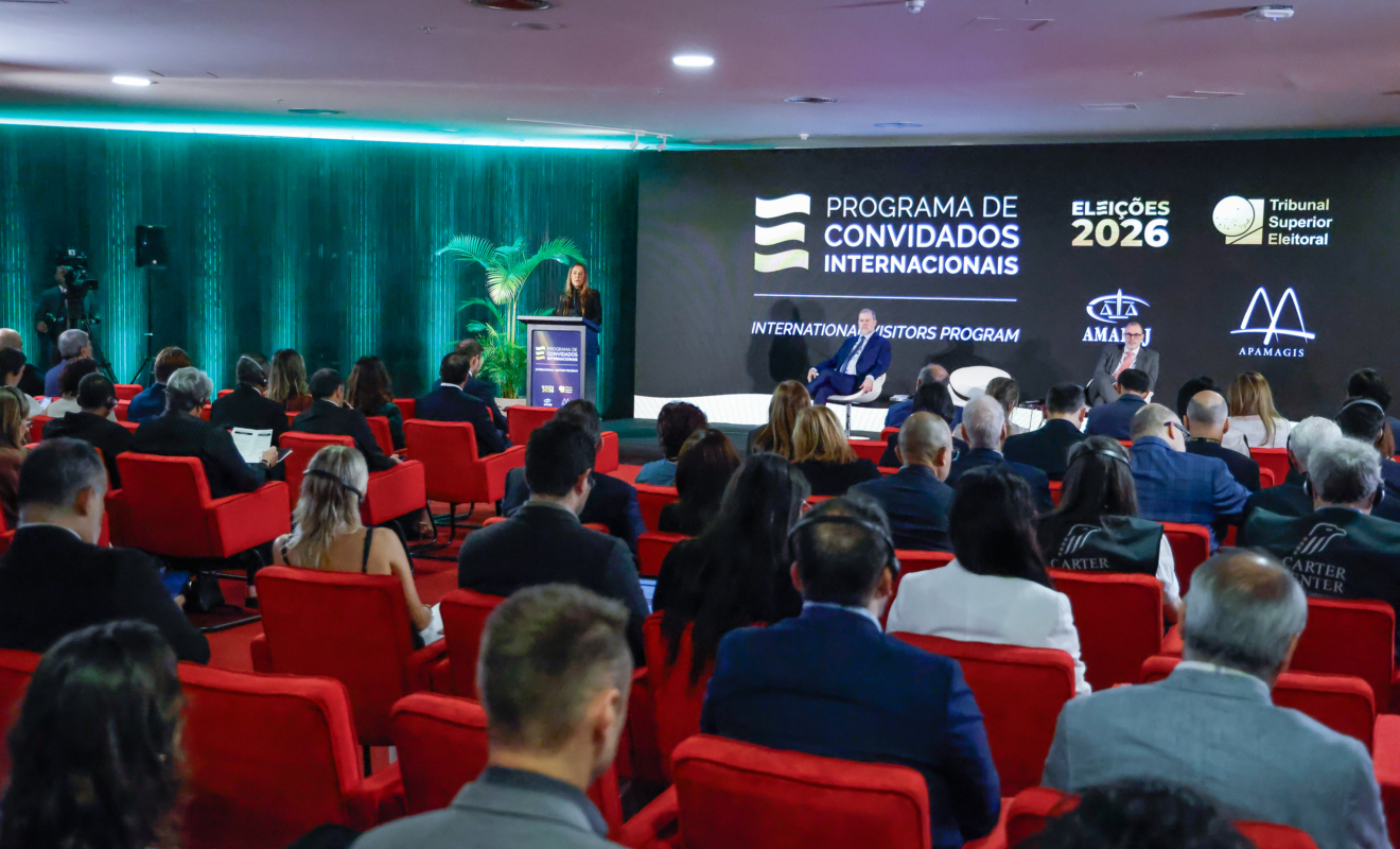TSE: Renata Gil fala a observadores internacionais que acompanham o pleito de 2026