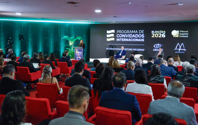 TSE: Renata Gil fala a observadores internacionais que acompanham o pleito de 2026