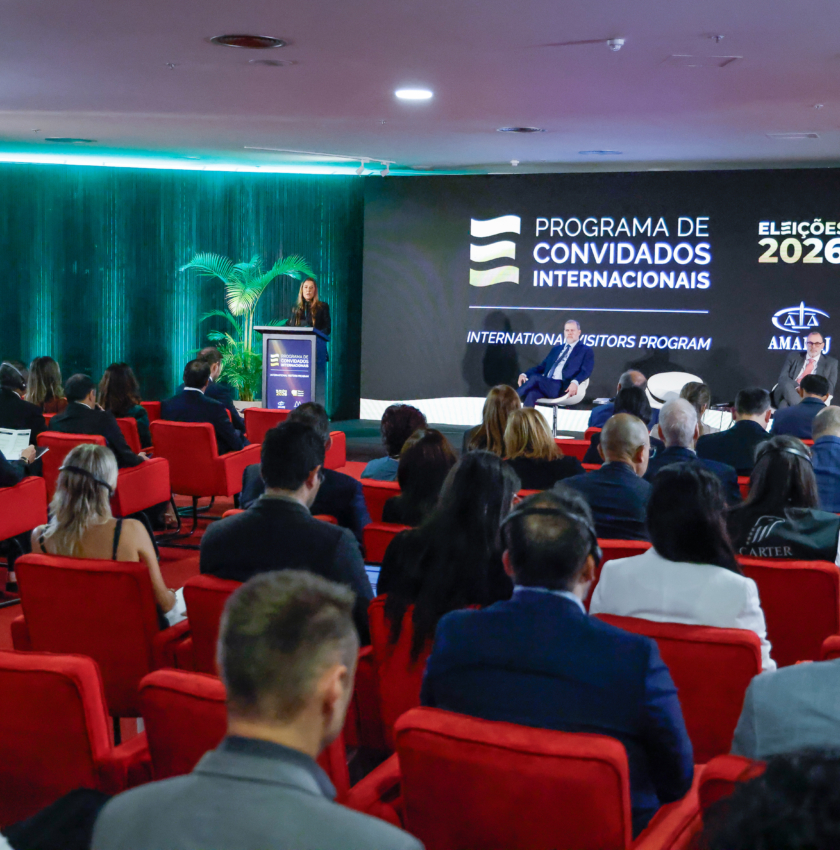 TSE: Renata Gil fala a observadores internacionais que acompanham o pleito de 2026