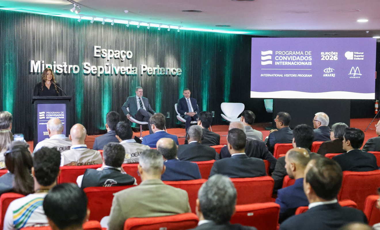 Presidente do TSE diz a convidados internacionais que “é o povo que conduz a eleição”