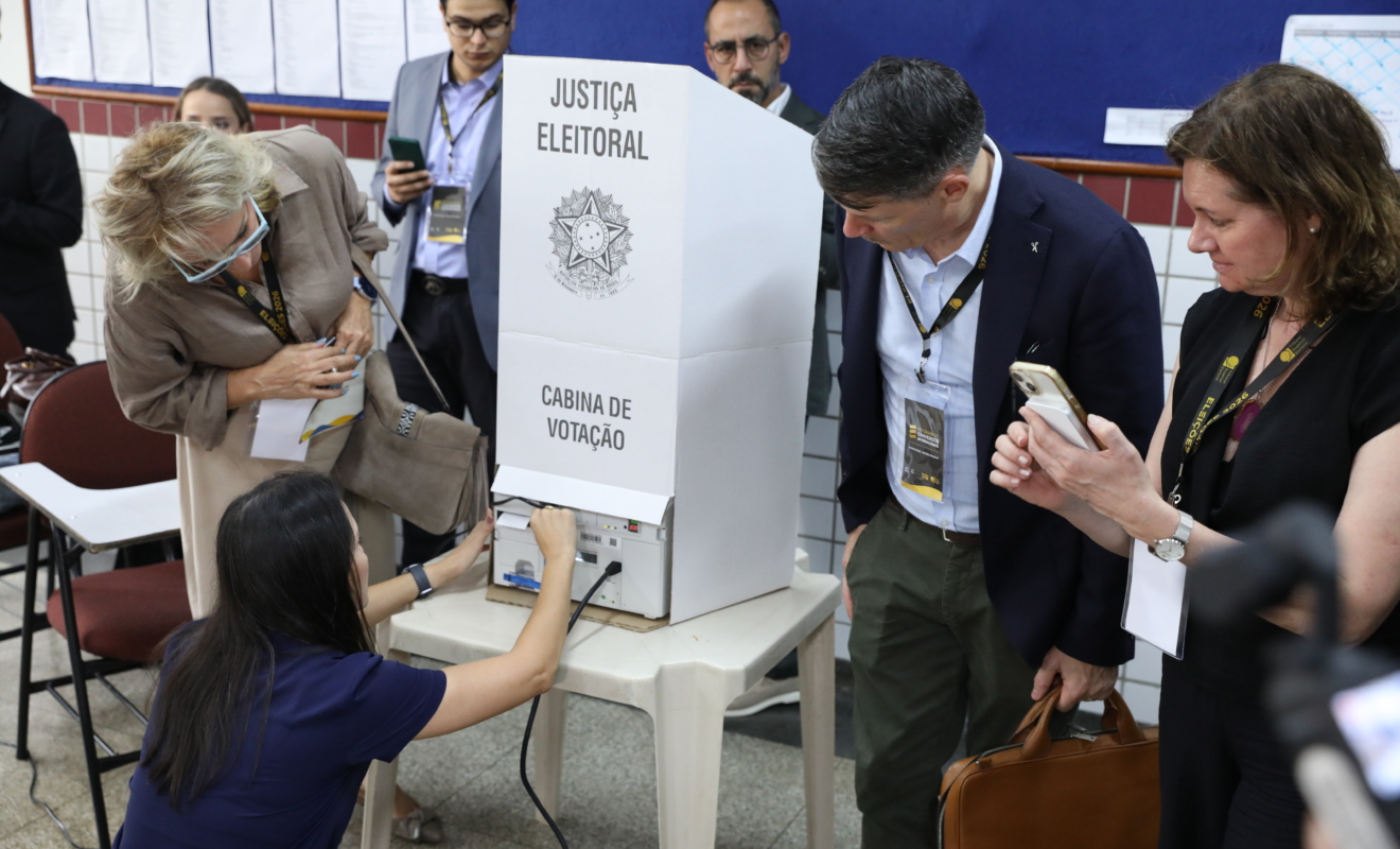 Representantes de 46 países conhecem de perto votação e apuração das eleições no Brasil
