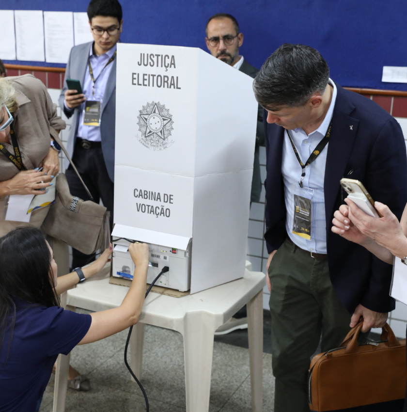 Representantes de 46 países conhecem de perto votação e apuração das eleições no Brasil